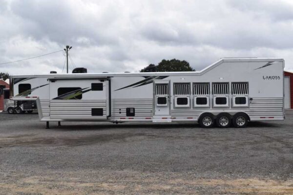 2021 Lakota BigHorn 5 Horse Trailer With Bunkbeds - Image 10