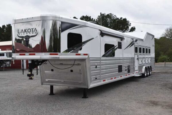 2021 Lakota BigHorn 5 Horse Trailer With Bunkbeds - Image 7