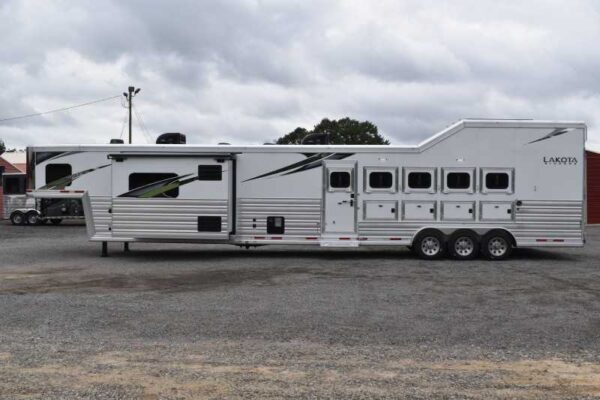 2021 Lakota BigHorn 5 Horse Trailer With Bunkbeds - Image 9